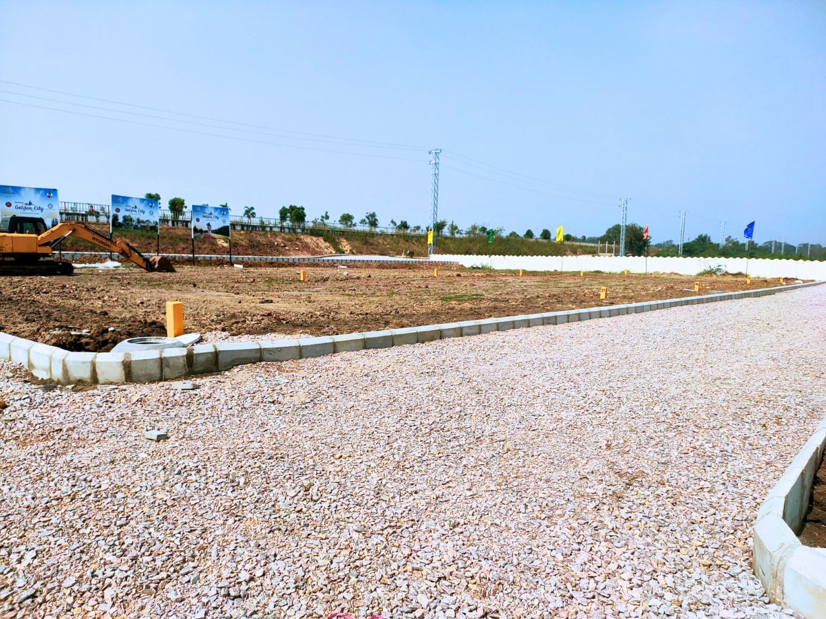 Well-developed plots with access to the main highway
